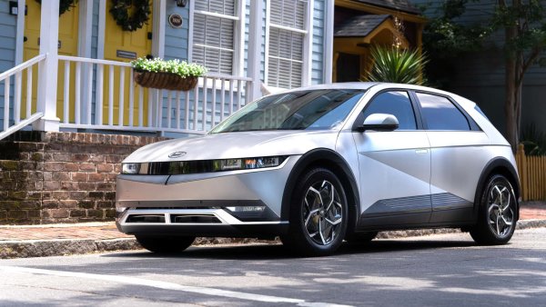 Създаден на същата E-GMP платформа като Ioniq 6, този автомобил е една от най-популярните алтернативи на Model Y. Базовият модел със стандартна гама има 168 к.с. и пробег от малко над 350 км. Не е много, така че трябва да вземете версиите с по-голяма батерия.
